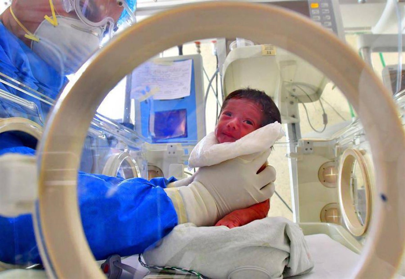 Integrante del personal de salud atiende a recién nacido con sospecha de Covid-19, 3 de junio de 2020, en el hospital materno perinatal Mónica Pretelini, en la ciudad de Toluca, Estado de México. Foto: EFE/ Jorge Núñez