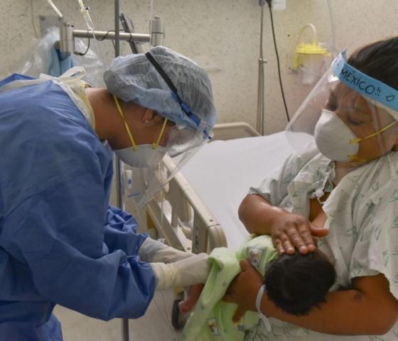 Atención de mamás diagnosticadas con COVID-19 en el Hospital Materno Perinatal “Mónica Pretelini Sáenz”, sus bebés son reportados como estables y se les aplica las vacunas y realiza una prueba de coronavirus para descartar que ha sido infectados. CRISANTA ESPINOSA AGUILAR /CUARTOSCURO.COM